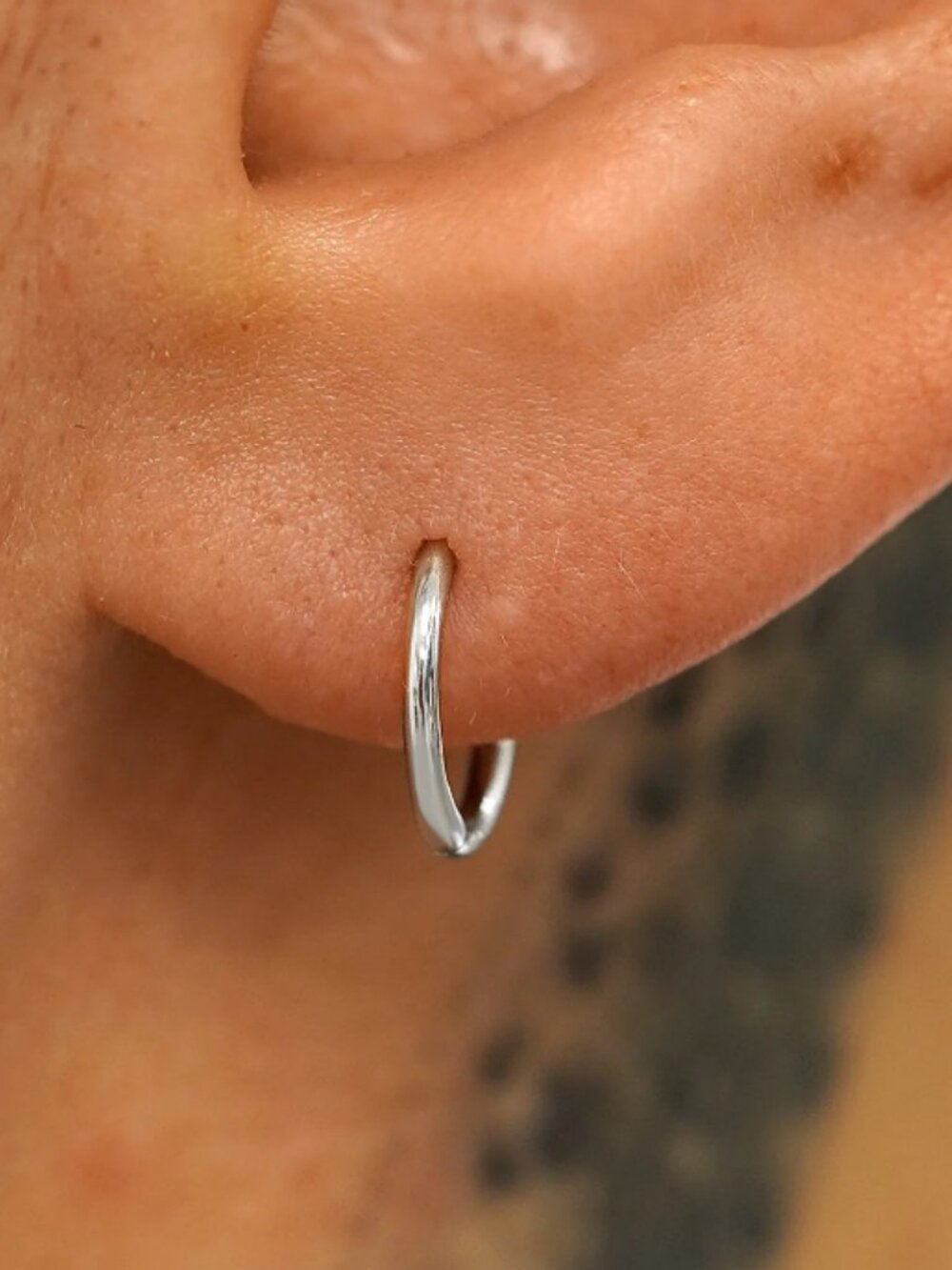 Small huggie hoop piercing - Picture 3 of 3